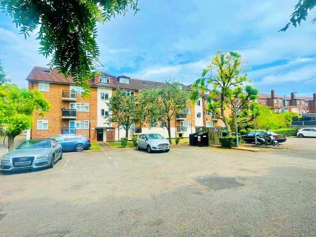 Flat for sale in London Borough of Ealing, Greater London