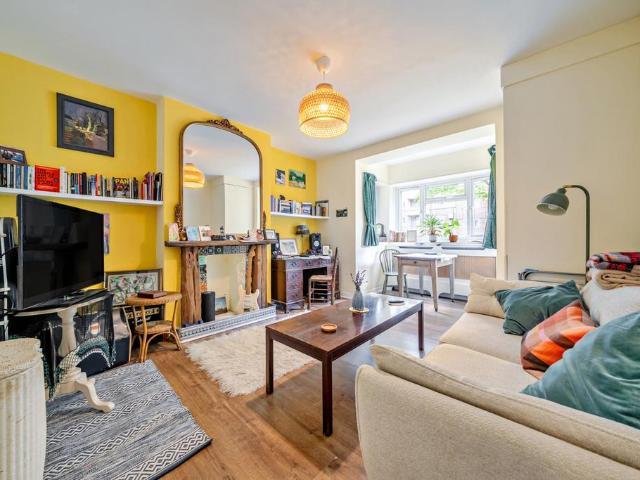 Flat for sale in London Borough of Southwark, Greater London