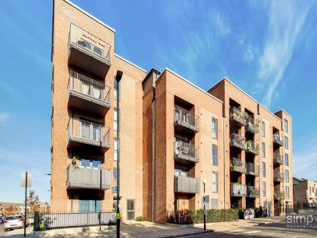 Flat for sale in London Borough of Ealing, Greater London