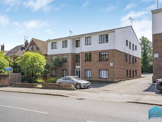 Flat for sale in New Barnet, Greater London