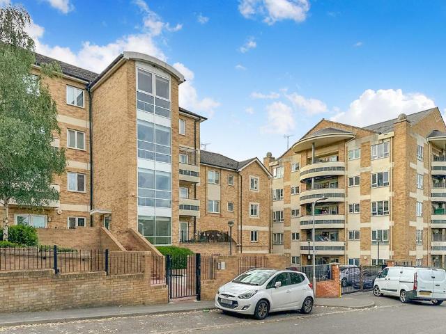Flat for sale in Dee Park, Reading