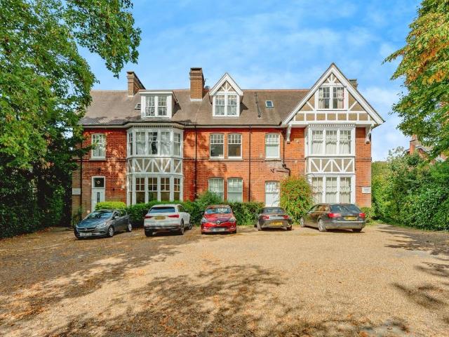 Flat for sale in Red Hill, Surrey