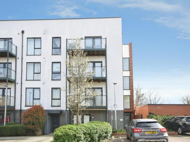 Flat for sale in Harold Wood, Greater London