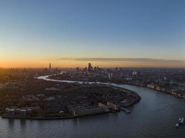 Flat for sale in Canary Wharf, Greater London