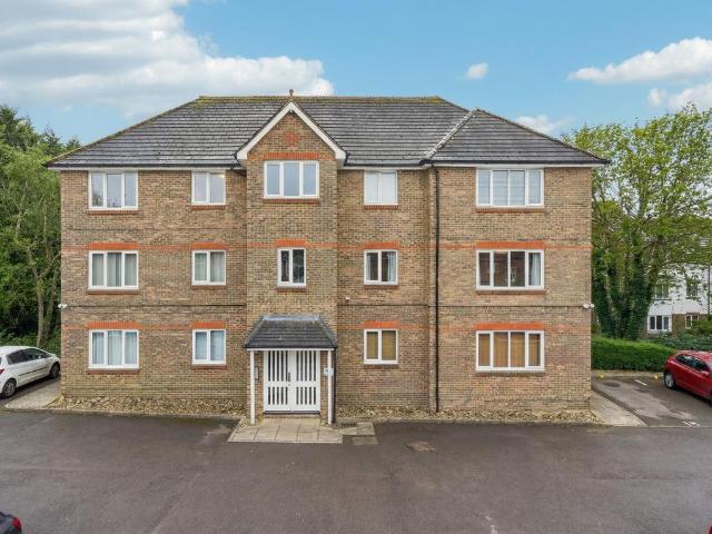 Flat for sale in Pinner, Greater London