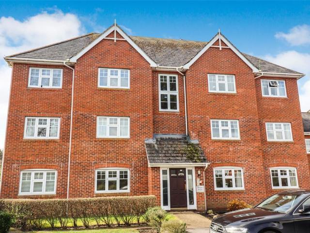 Flat for sale in Elvetham Heath, Hart