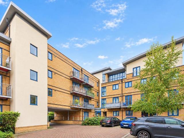 Flat for sale in High Wycombe Community Board, High Wycombe