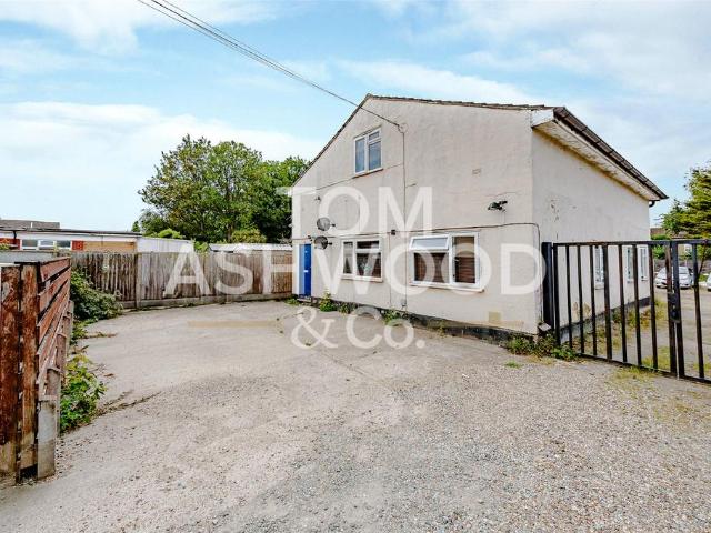 Flat for sale in Romford, Rush Green
