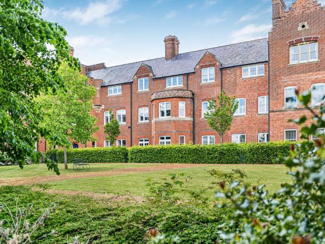 Flat for sale in Berrick Salome, Oxfordshire