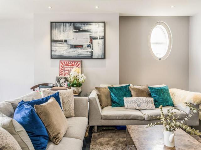 Flat for sale in Victoria, Greater London