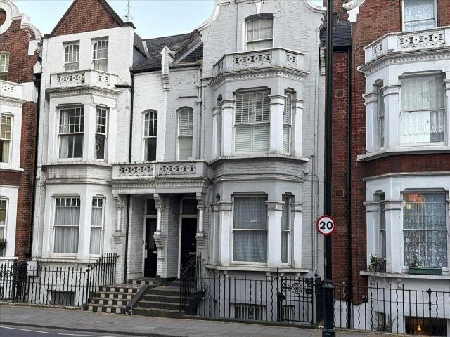 Flat for sale in Brompton, Greater London