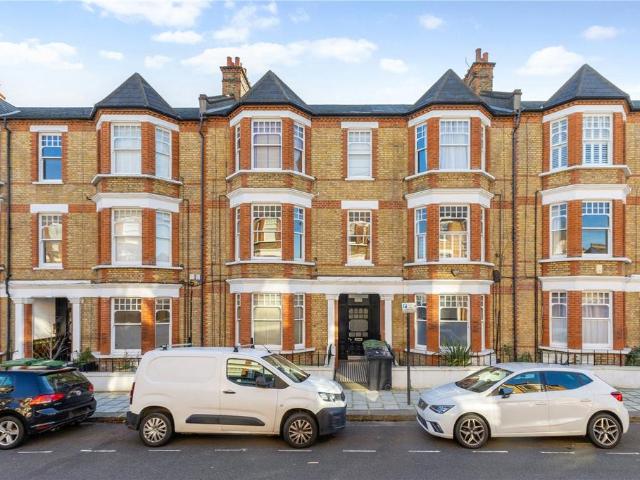 Flat for sale in Clapham, Greater London