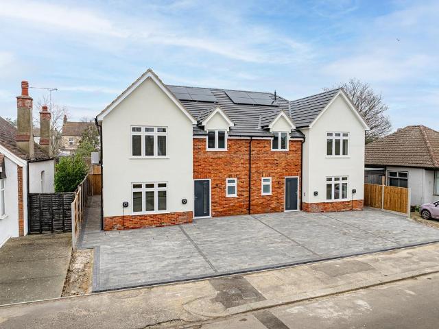 Flat for sale in Alton Barnes, Essex