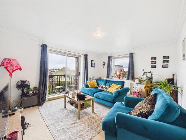 Flat for sale in The Ronkswood, Worcestershire