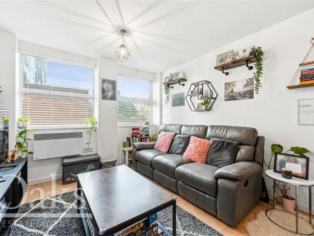 Flat for sale in London Borough of Croydon, Norbury