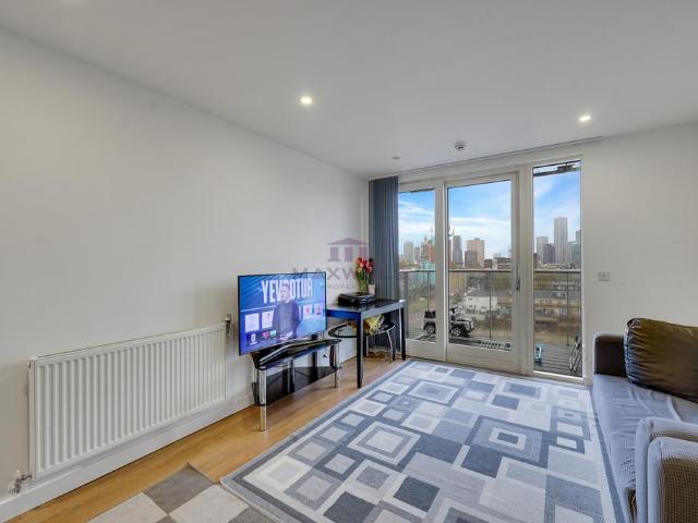 Flat for sale in Poplar Grove, Greater London