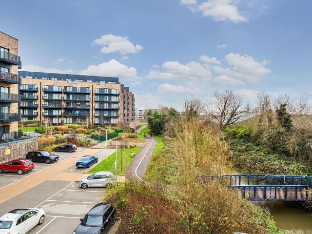 Flat for sale in Repton Manor, Bridgefield