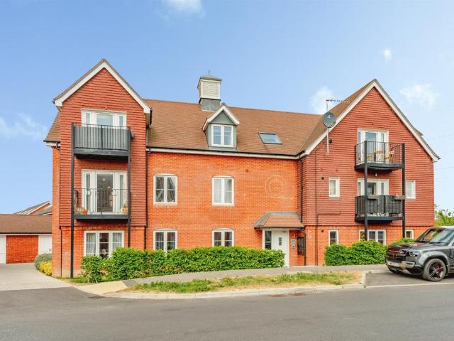 Flat for sale in Greenfields, Reigate and Banstead