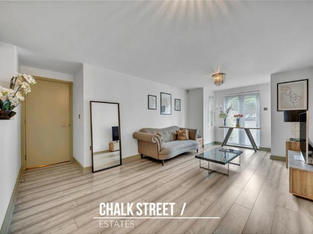 Flat for sale in Gidea Park, Greater London