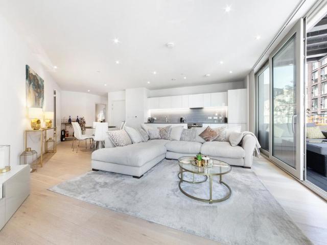 Flat for sale in Silvertown, Greater London