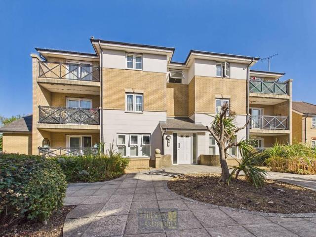 Flat for sale in Laindon, Essex