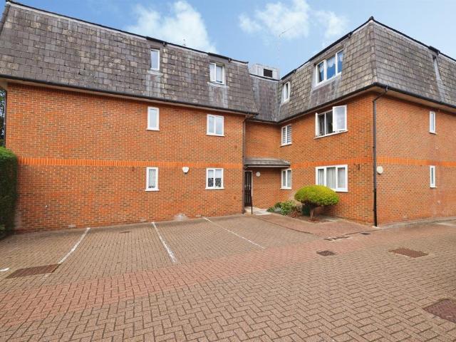 Flat for sale in Merry Hill, Hertsmere