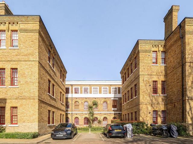 Flat for sale in London Borough of Ealing, Hanwell