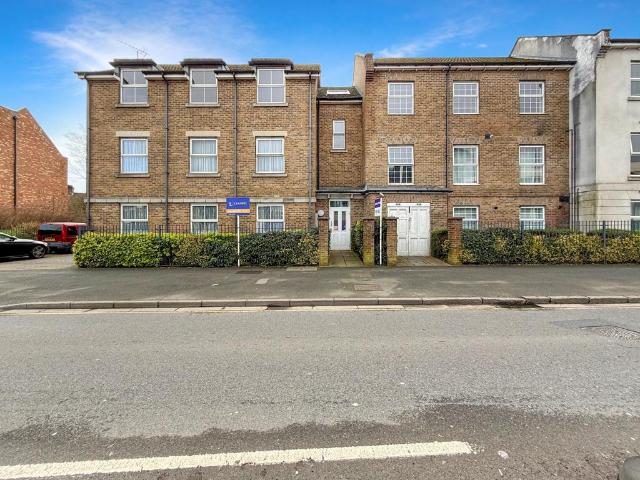 Flat for sale in Dunstable, Bedfordshire