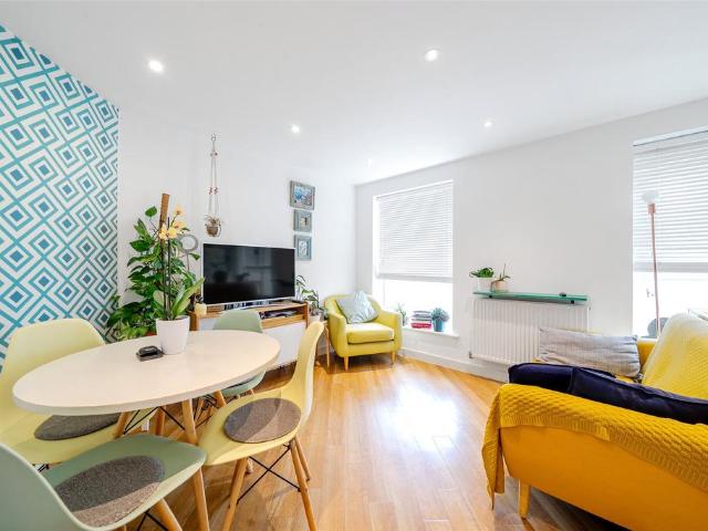 Flat for sale in London Borough of Croydon, Cat Hill