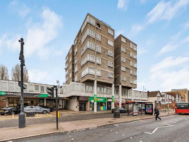 Flat for sale in London Borough of Hounslow, Hanworth