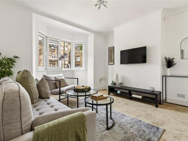 Flat for sale in Tooting Graveney, Greater London