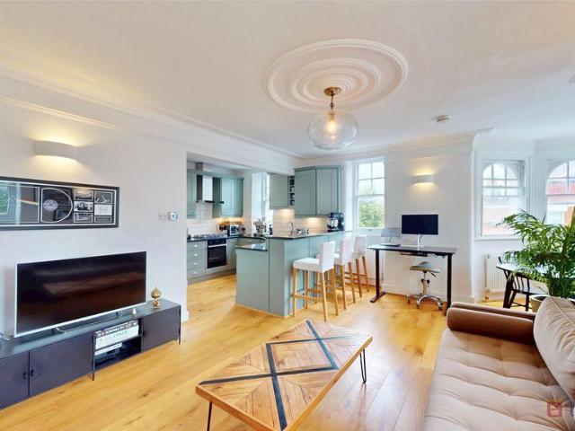 Flat for sale in Crouch End, Greater London