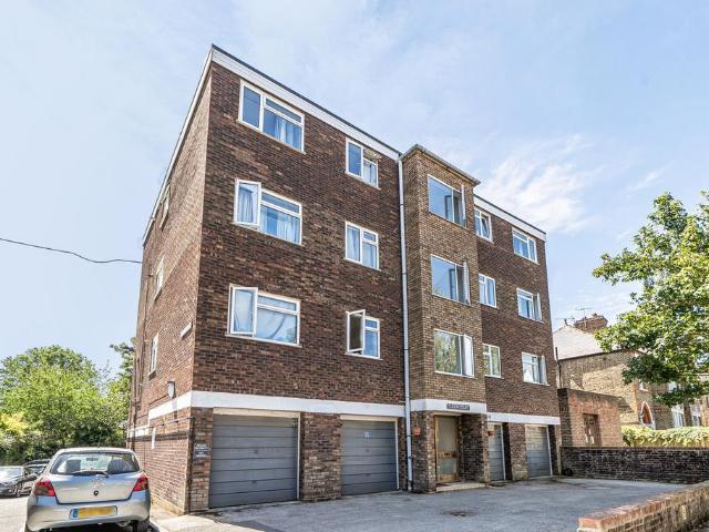 Flat for sale in London Borough of Ealing, Greater London