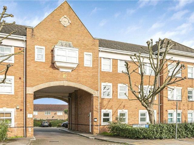 Flat for sale in Sunbury, Surrey