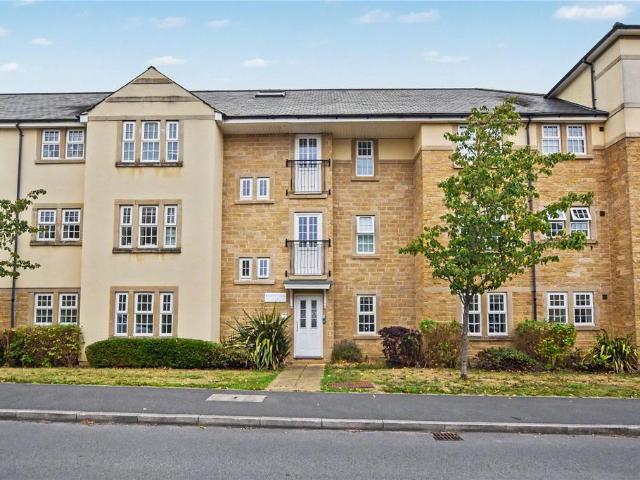 Flat for sale in Tranmere Park, West Yorkshire
