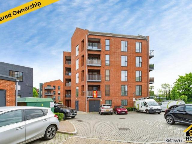 Flat for sale in Yiewsley, Greater London
