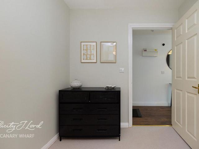 Flat for sale in Millwall, Greater London