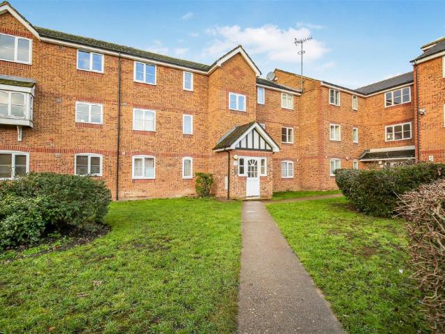 Flat for sale in Hackbridge, Greater London