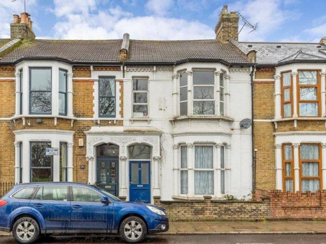 Flat for sale in Forest Gate, Greater London