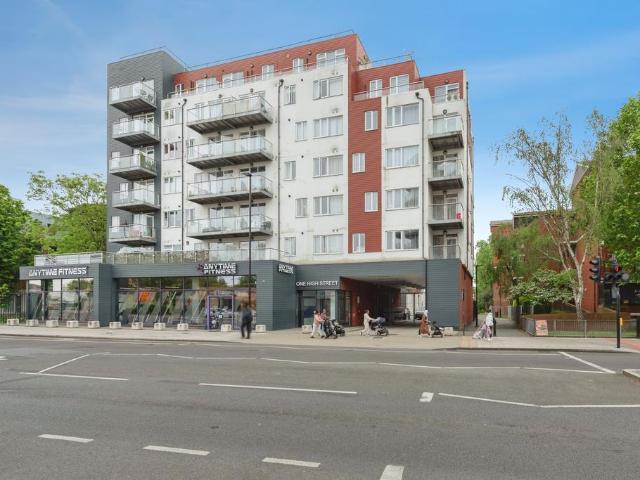 Flat for sale in London Borough of Hounslow, Feltham
