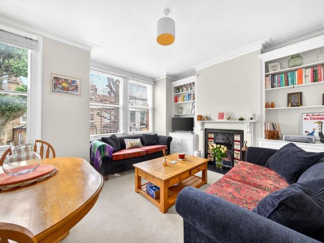 Flat for sale in Furzedown, Greater London