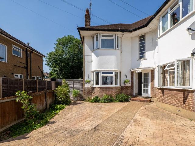 Flat for sale in Wallington, Greater London