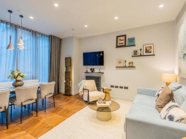 Flat for sale in Nine Elms, Greater London