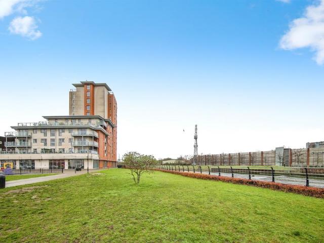 Flat for sale in Maidenhall, Key Street