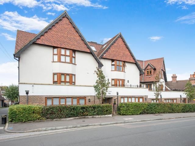 Flat for sale in Oxted, Hillview