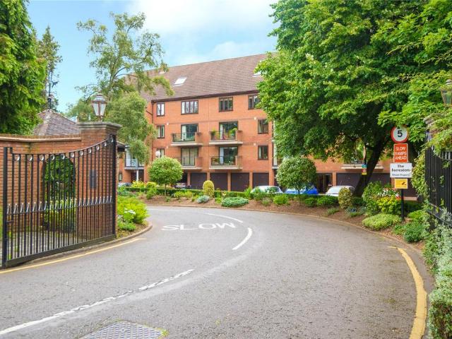 Flat for sale in Eastcote, Greater London