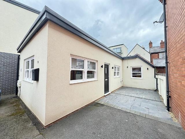 Flat for sale in Green Close, Warwickshire