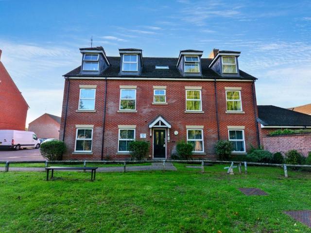 Flat for sale in Myton Park, Warwick