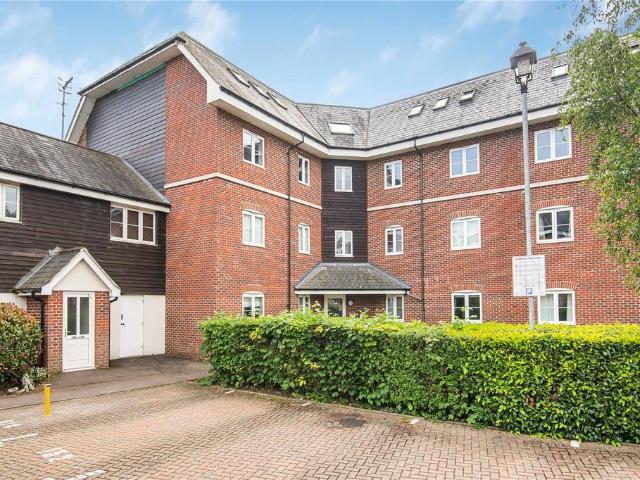 Flat for sale in Batchworth, Hertfordshire
