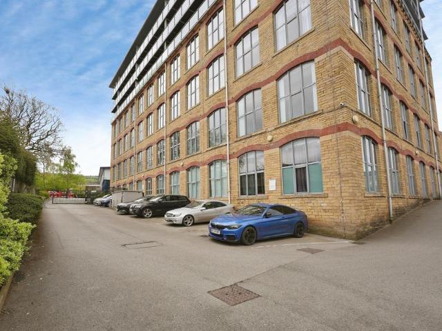 Flat for sale in Elland, West Yorkshire